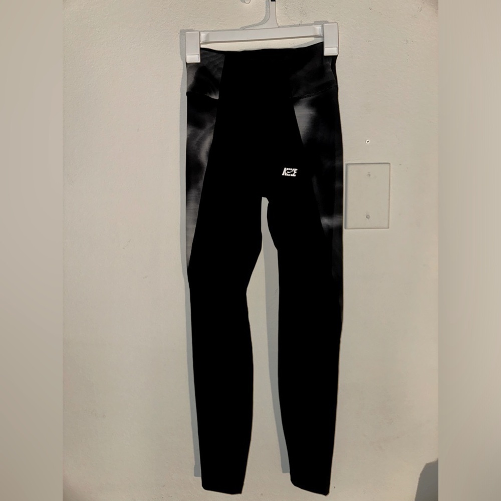 NWT Nike women’s drifit black grey design leggings XS gym athletic activewear